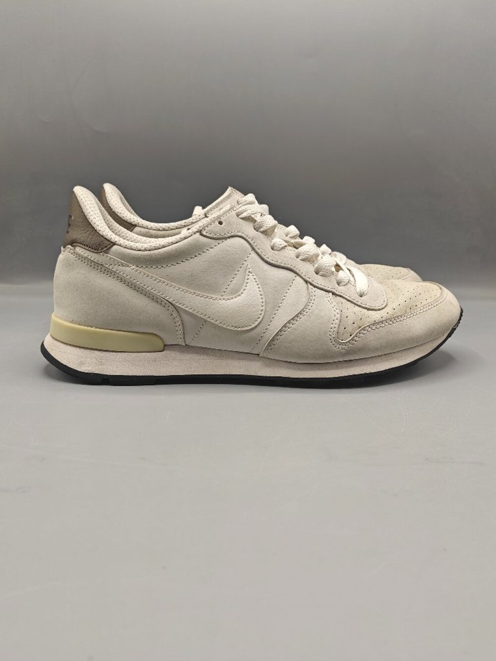 Nike Internationalist Suede Low Top Sneakers Beige/White Lace Up Men's 7.5 Us
